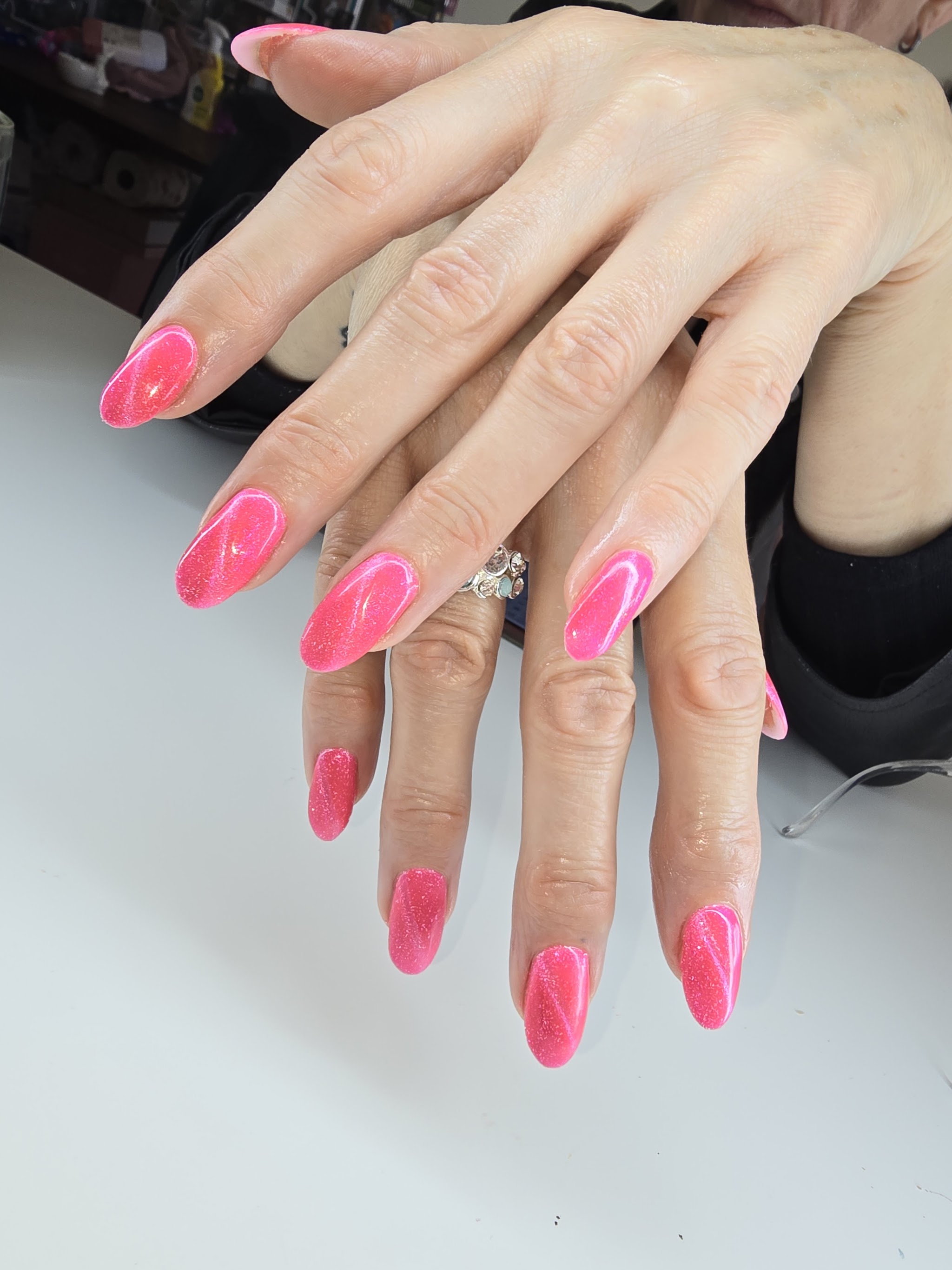 Felroze amandelvormige nagels