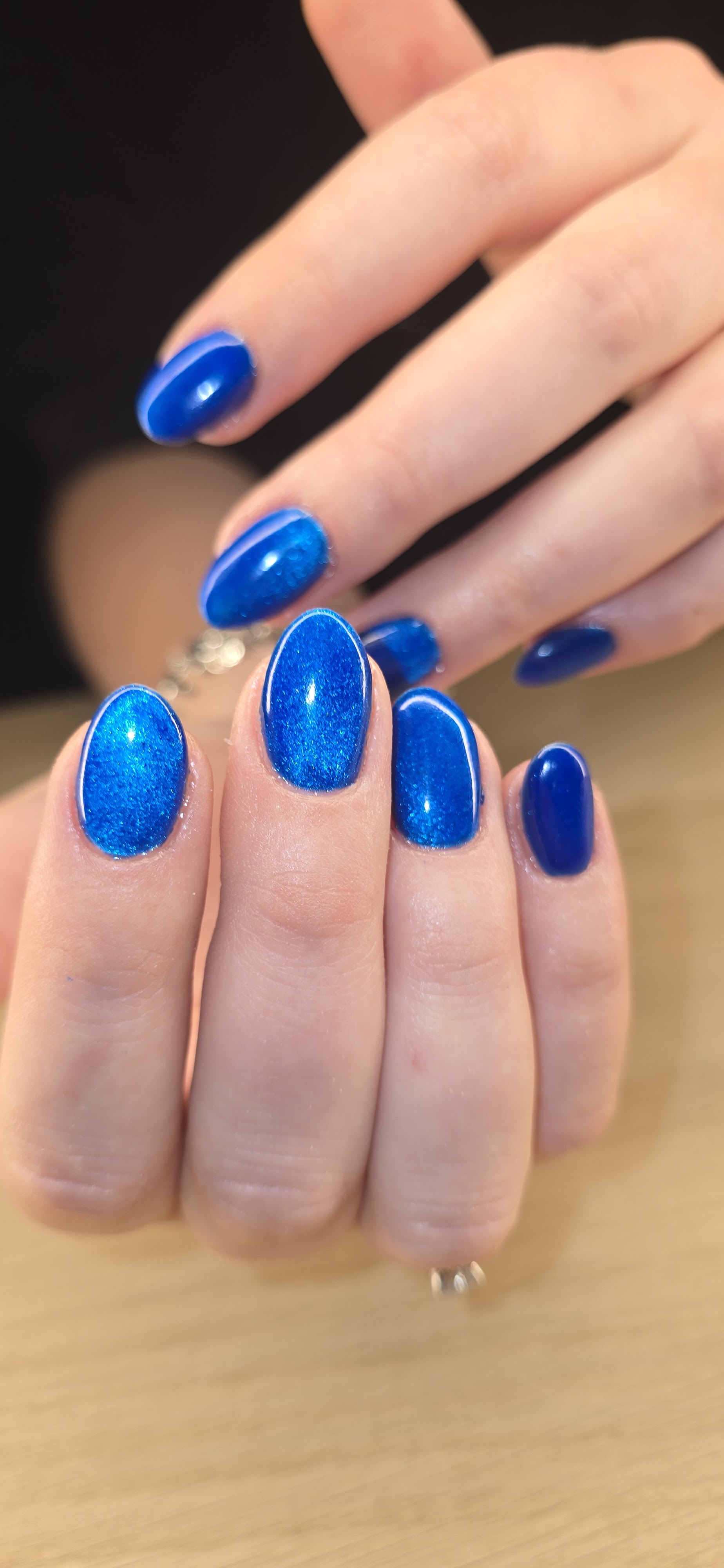 Kobaltblauwe nagels met een parelmoerglans