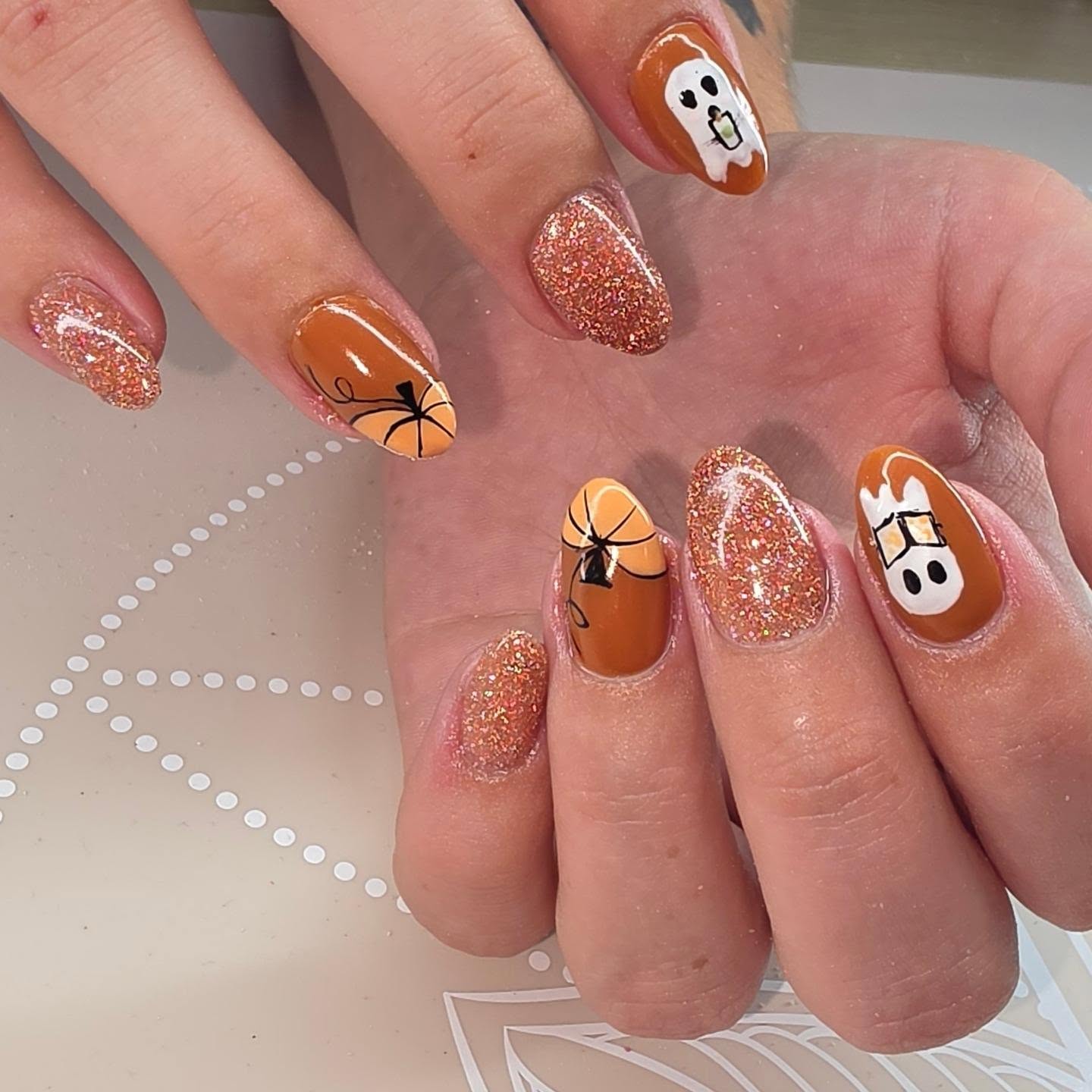 Halloweennagels met spookjes, spinnen en koperkleurige glitter