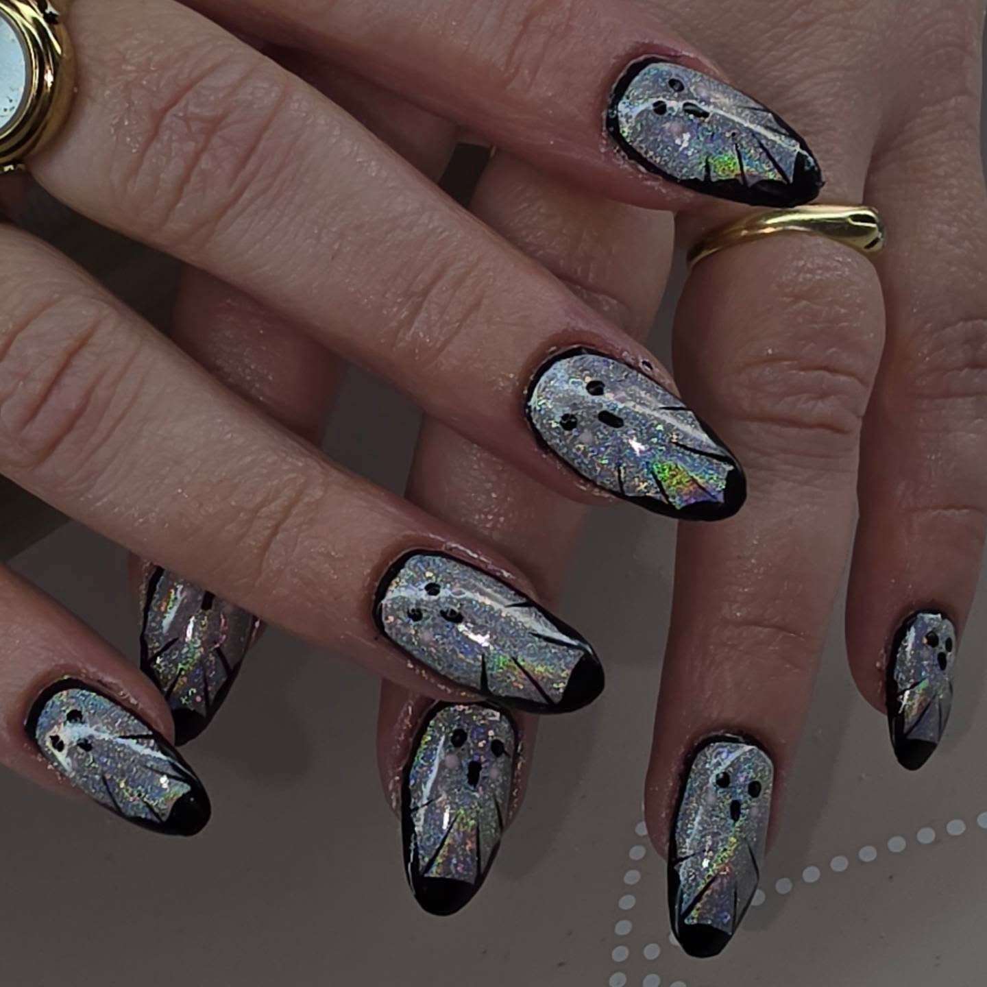 Zilveren holografische nagels met zwarte tips en spookjes