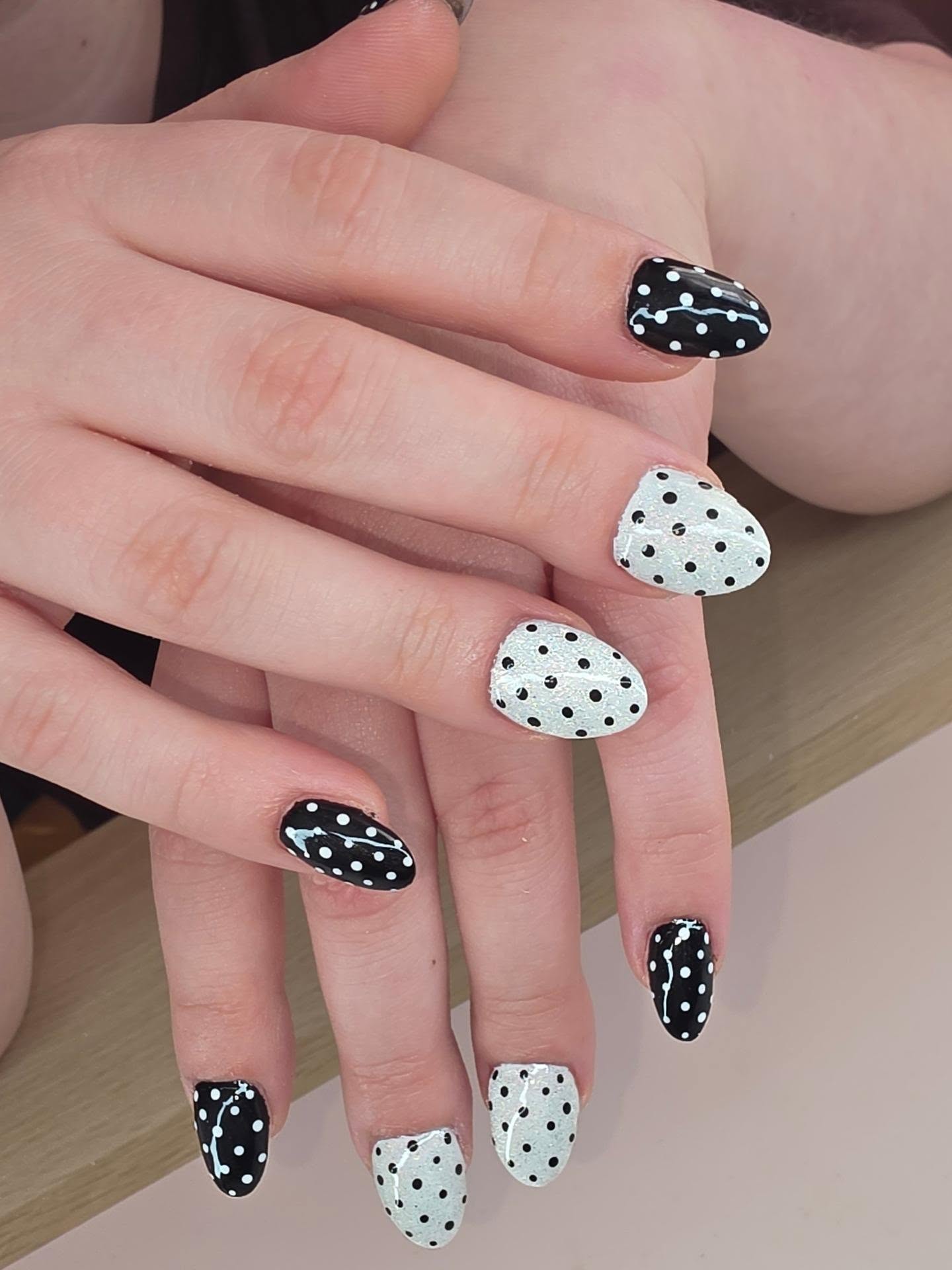 Nagels met zwarte en witte stippen, om en om